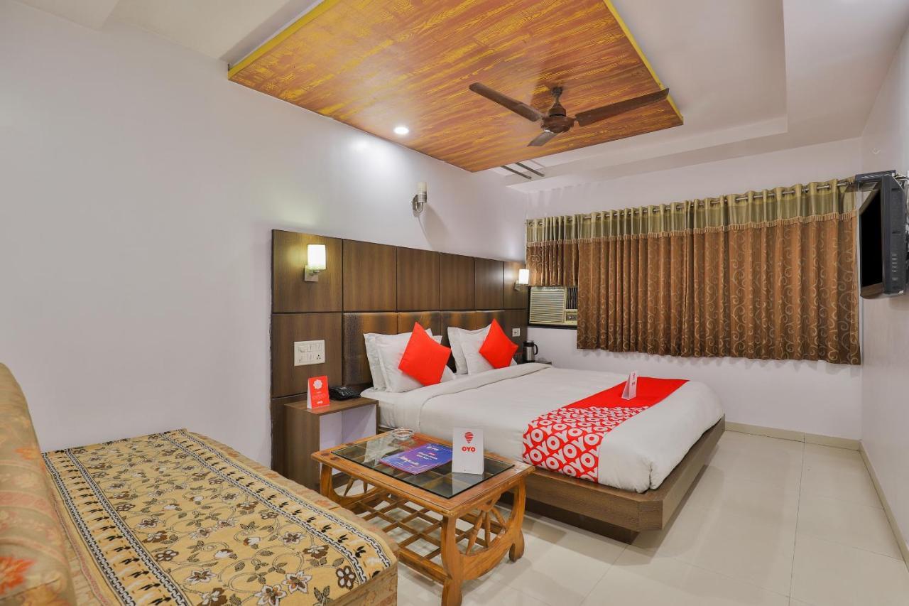 Oyo 1389 Hotel Relax Inn Surat Exterior photo