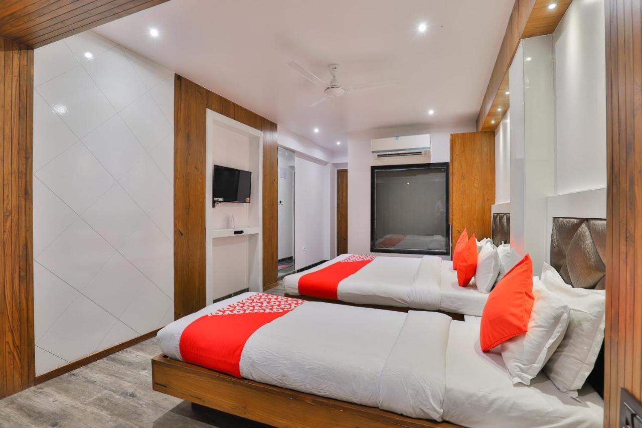 Oyo 1389 Hotel Relax Inn Surat Exterior photo