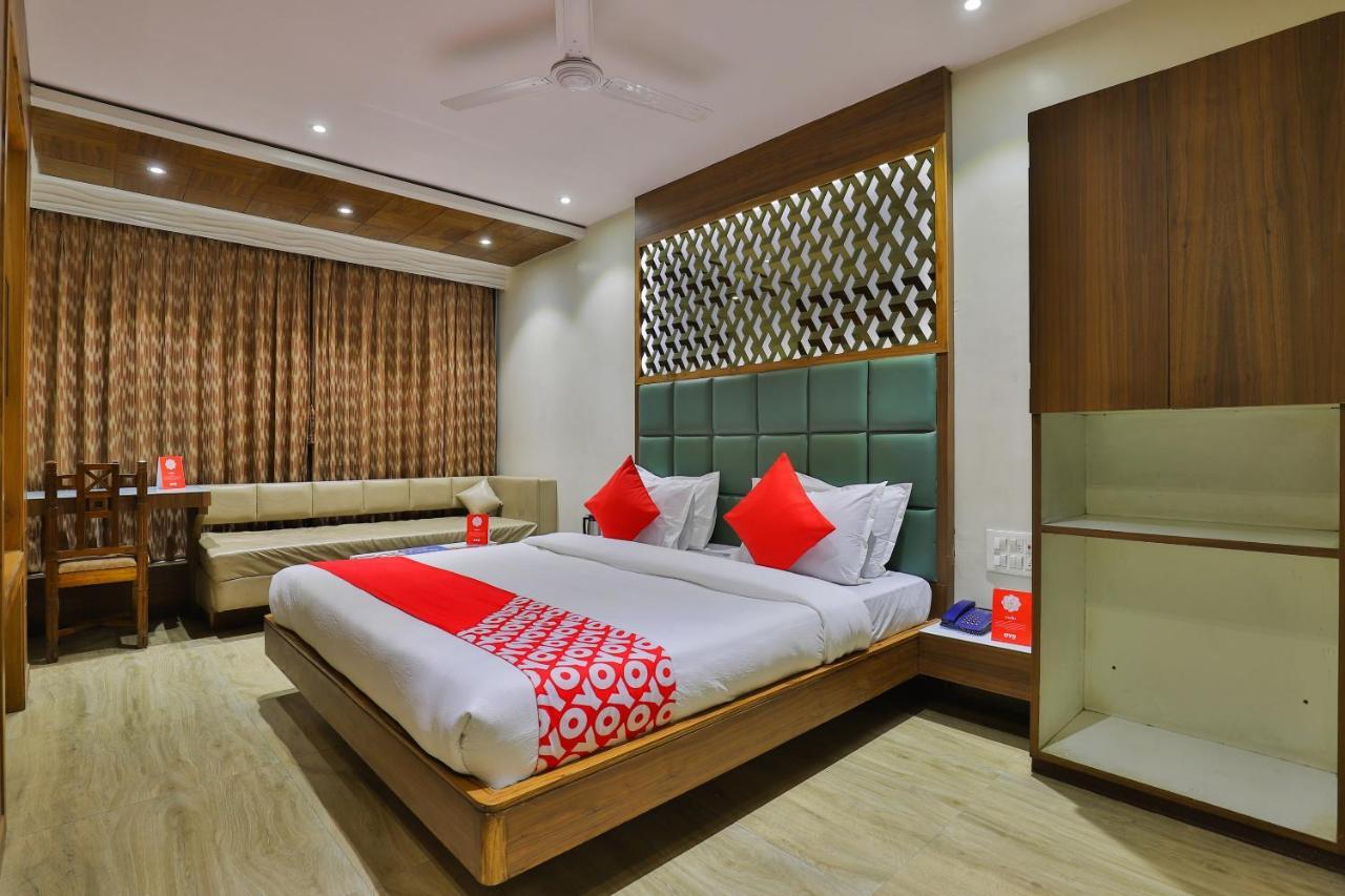 Oyo 1389 Hotel Relax Inn Surat Exterior photo