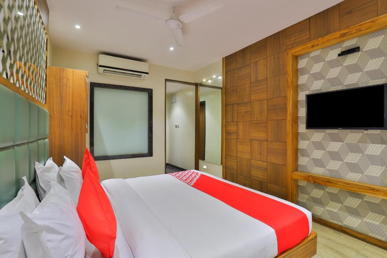 Oyo 1389 Hotel Relax Inn Surat Exterior photo