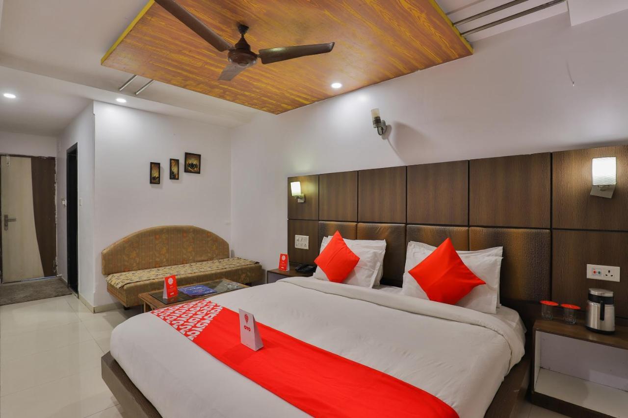 Oyo 1389 Hotel Relax Inn Surat Exterior photo